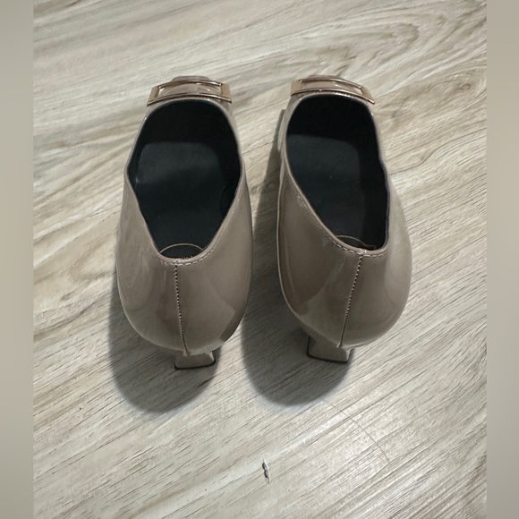 Roger Vivier Patent Leather Buckle Pumps Taupe EU 39 US 8.5 - Picture 3 of 10